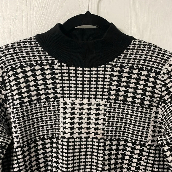 Joseph A. Cropped Black & White Colorblock Sweater Size XL - Picture 3 of 6